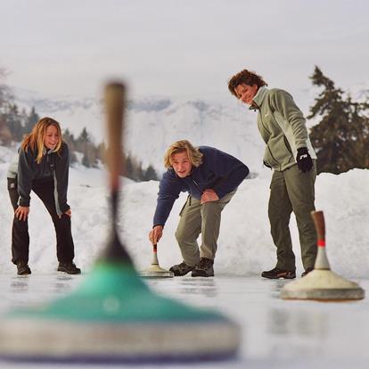 Schaatsen en ijsstokschieten in Lana en omgeving