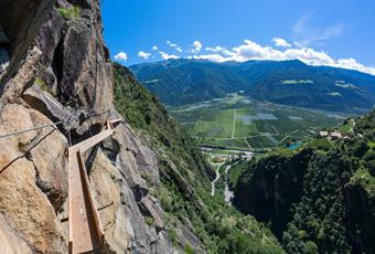 Der Hoachwool-Klettersteig in Naturns mit Blick auf den Vinschgau und Schloss Juval