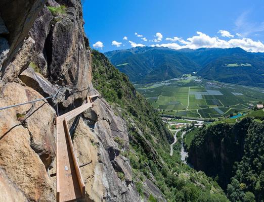 Der Hoachwool-Klettersteig in Naturns mit Blick auf den Vinschgau und Schloss Juval