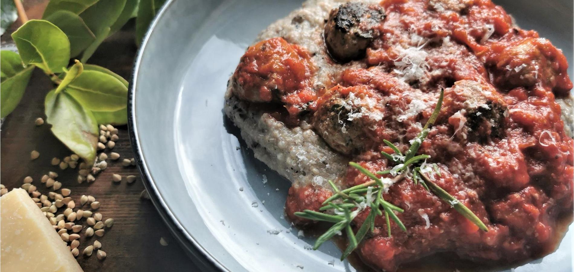 Polpette di carne con salsa di pomodoro su polenta di grano saraceno