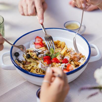 Un tempo un piatto dei poveri, oggi un classico amato: il Kaiserschmarrn.