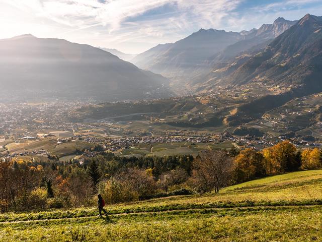wandern-schennaberg-c-tourismusverein-schenna-roter-rucksack-31
