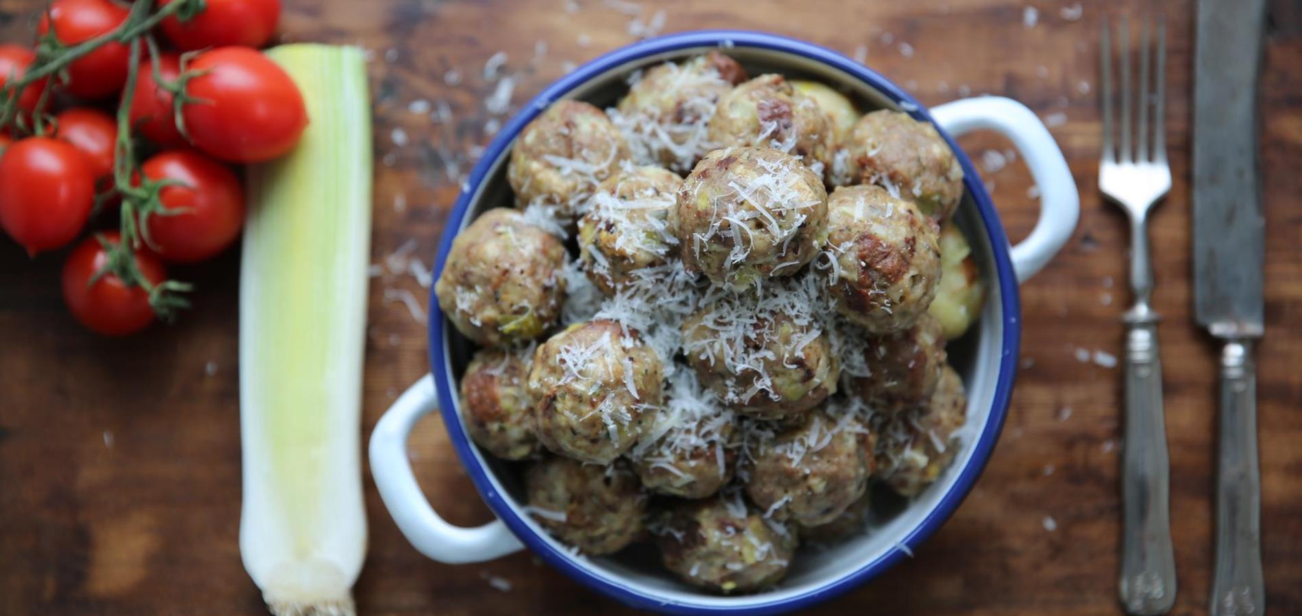 Vollkorn-Knödel auf Basilikum-Pesto