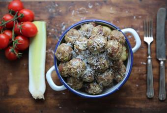 Vollkorn-Knödel auf Basilikum-Pesto