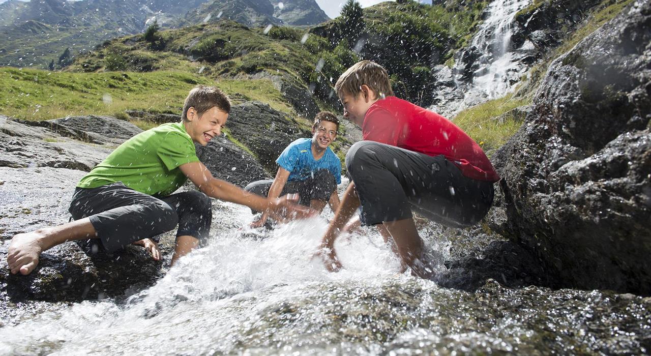 Aktivurlaub-Familie-Kinder-Zíeltal Wasser Wasserfall spielen-Partschins-HR