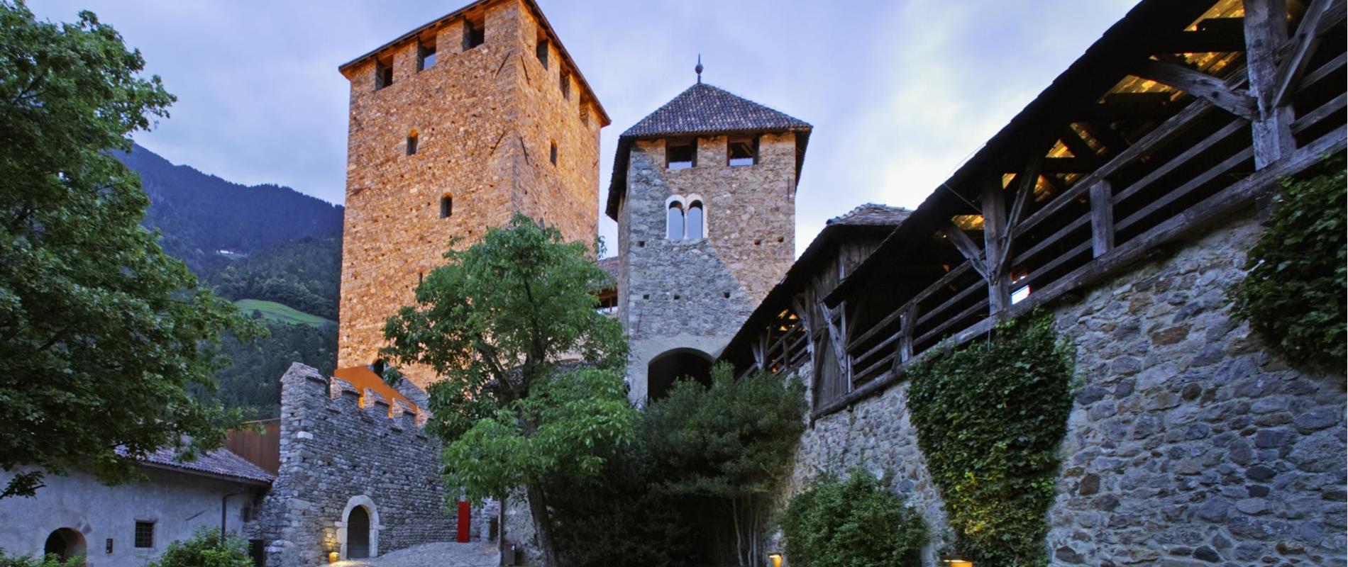 Kultur-Schloss-Tirol-Hafling-Voeran-Meran2000-fb