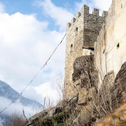 Schloss Juval Aussenansicht mit tibetischen Gebetsflaggen des Reinhold Messner Mountain Museums in Südtirol