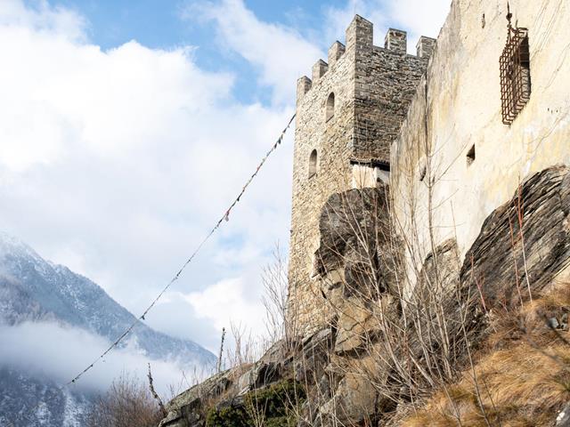 Schloss Juval Aussenansicht mit tibetischen Gebetsflaggen des Reinhold Messner Mountain Museums in Südtirol