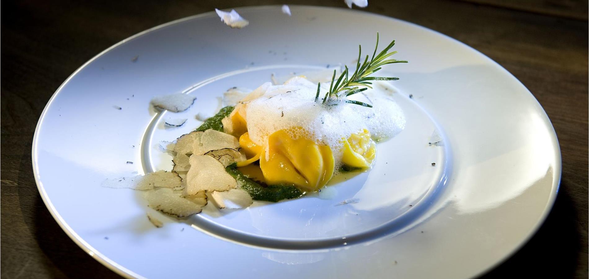 Tortelloni di farro con ripieno di ricotta di bufala su ragù di coda di bue della Val Passiria e scaglie di tartufo