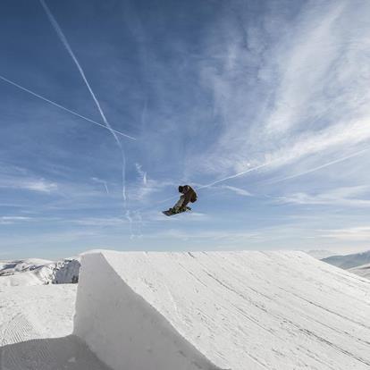 Der Snowpark im Skigebiet Meran 2000 bietet Spaß für Snowboarder und Freestyler