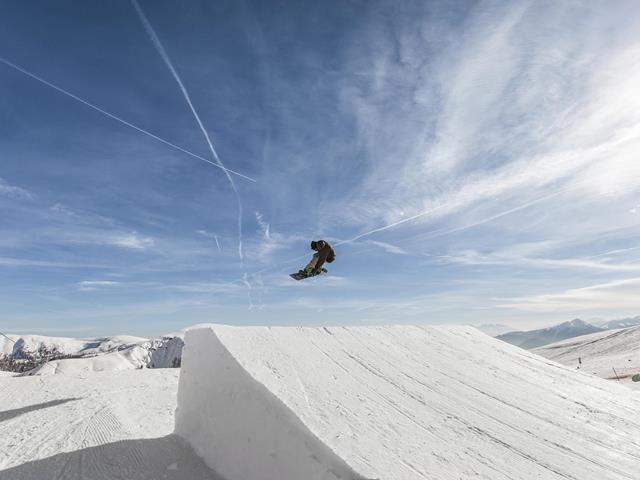 Der Snowpark im Skigebiet Meran 2000 bietet Spaß für Snowboarder und Freestyler