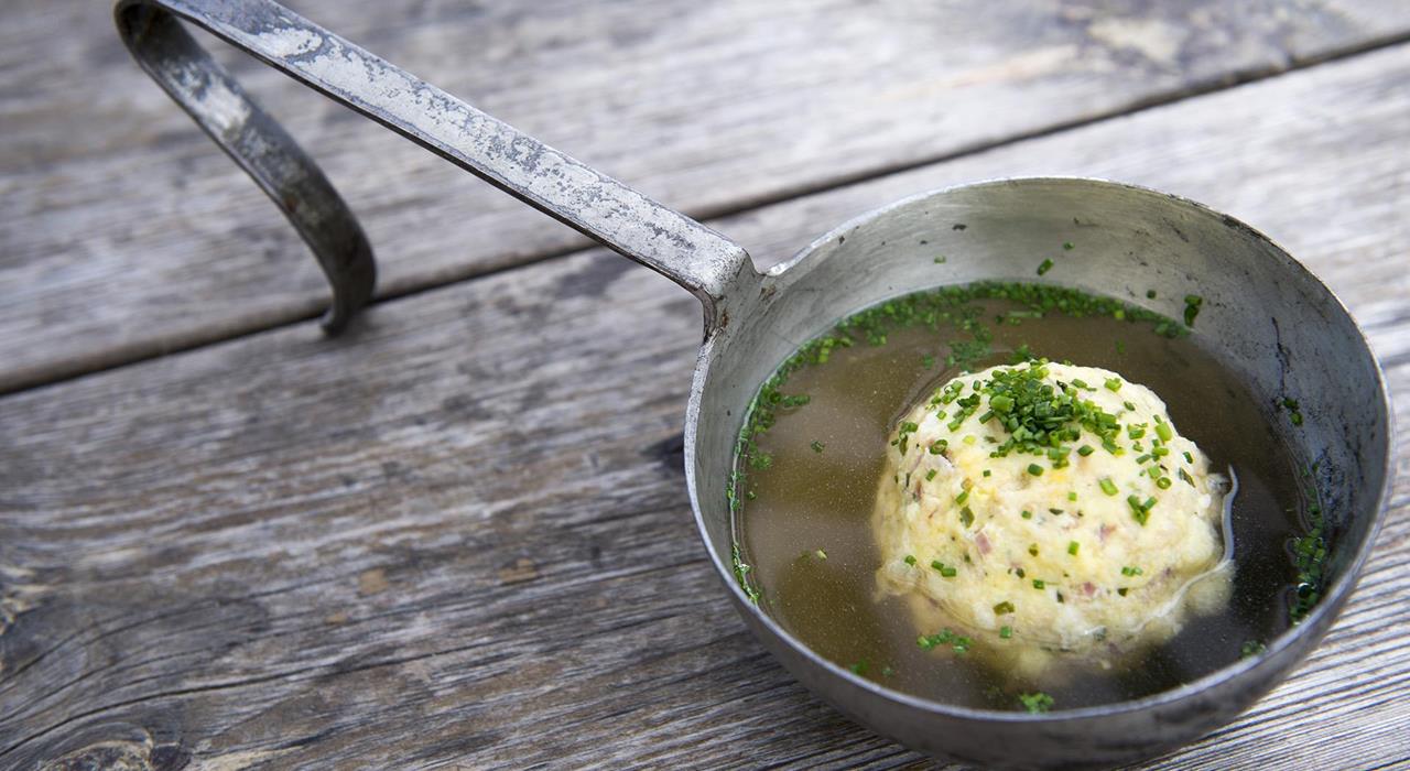 Essen und Trinken-Knödelsuppe Kelle Alpin-Partschins-HR