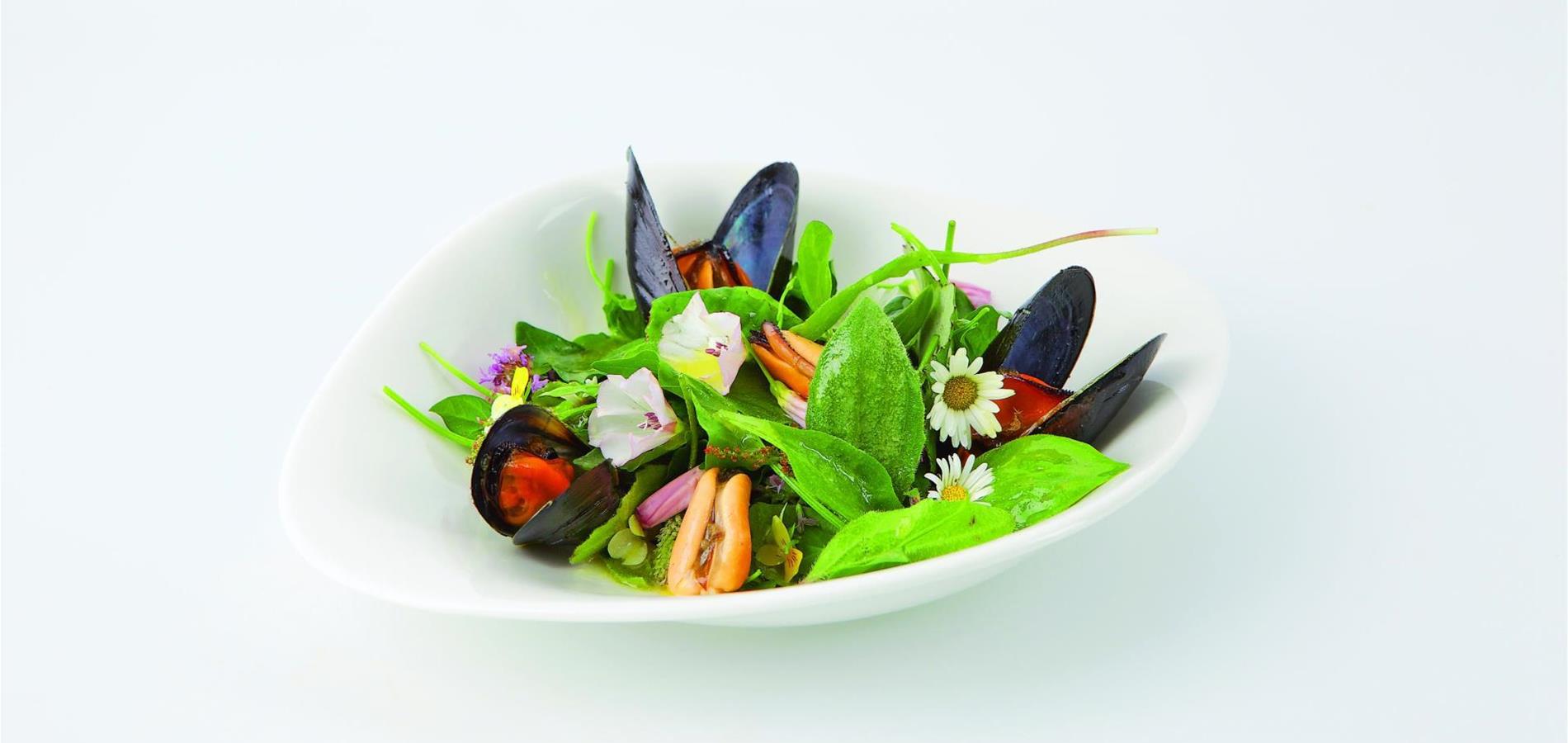 Cozze con insalata di erbe selvatiche