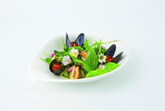 Cozze con insalata di erbe selvatiche