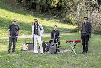 Concerto nel cortile interno del castello Stachlburg con Blue Folks