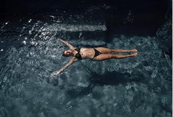 erlebnistherme-schwimmen-wasser-tg-naturns-fotostudio-2000-10