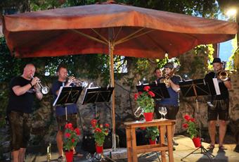 Konzert im Innenhof der Stachlburg mit der schrägen Volksmusik von Brennet Liab