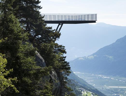 meraner-hoehenweg-aussichtsplattform-unterstell-naturns-idm-suedtirol-damian-pertoll