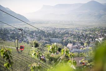 Stoeltjeslift/kabelbaan in Dorf Tirol