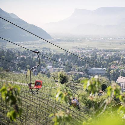 Stoeltjeslift/kabelbaan in Dorf Tirol