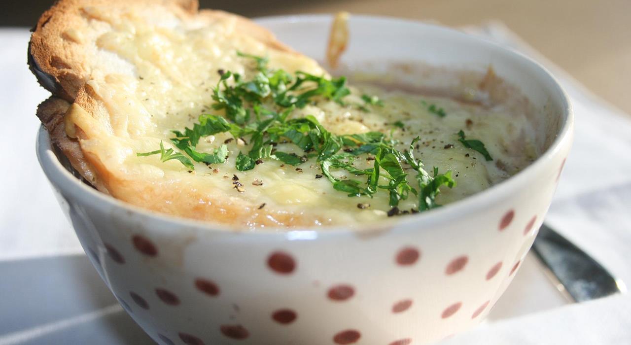 Zuppa di cipolle con formaggio di malga