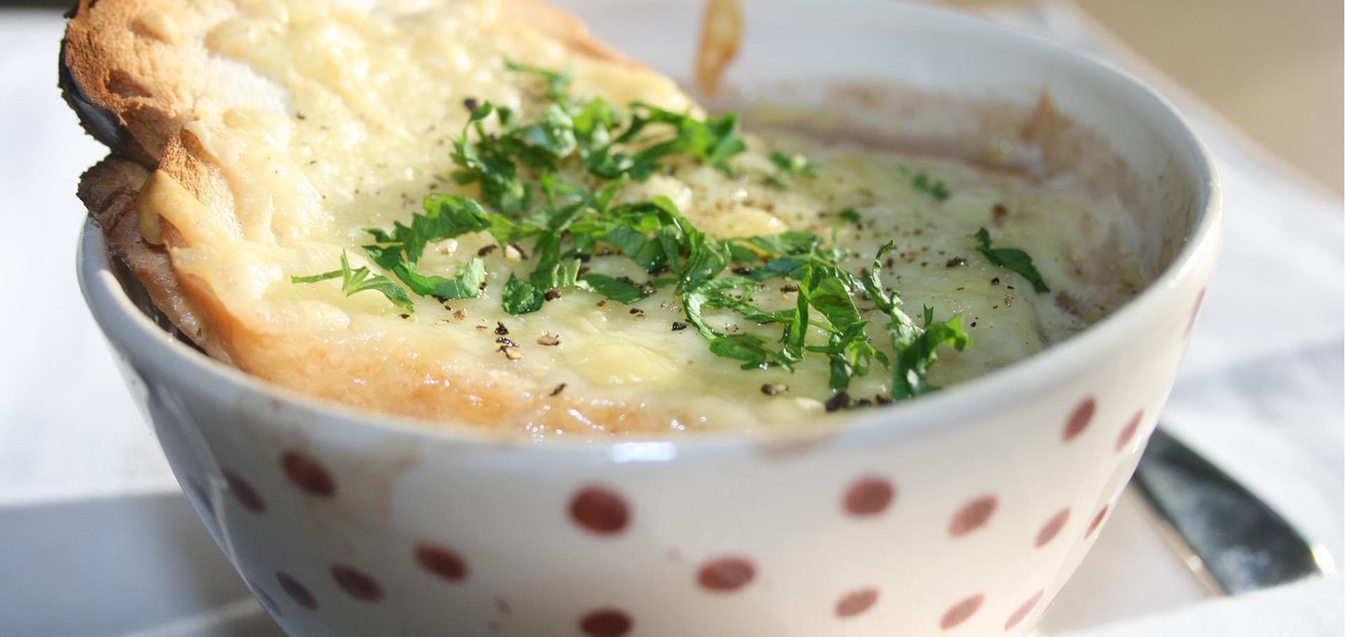 Zuppa di cipolle con formaggio di malga