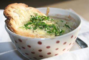 Zwiebelsuppe mit Partschinser Almkäse