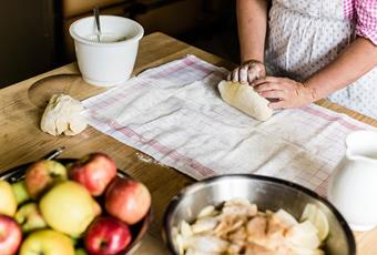 Apple crumble pancake