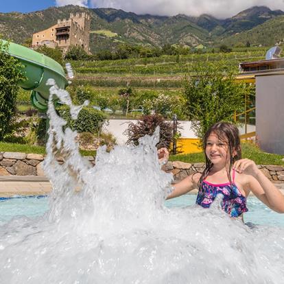 Divertimento in piscina per tutta la famiglia