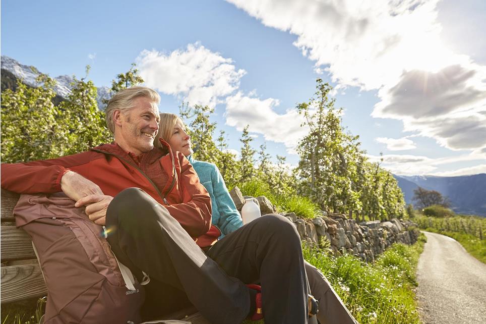 Aktivurlaub-Frühling-Apfelblüte Bank Mann und Frau Wiese -Partschins-SS