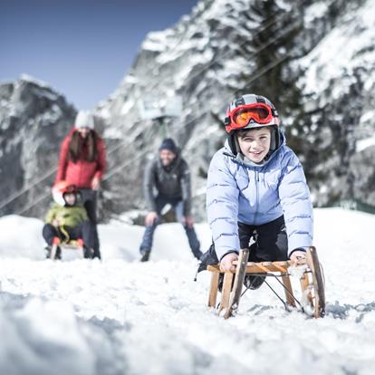 Divertimento in slittino per tutta la famiglia nell'area sciistica di Merano 2000
