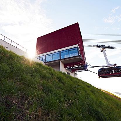 Die Bergstation Seilbahn Meran 2000 zählt zu den Sehenswürdigkeiten rund um Meran