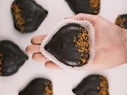 der Bäckerei Schmiedl, Lana Kastanienherz mit Marillen aus dem Vinschgau  (laktosefrei ) Marillenstückchen als Dekor und ein Herz aus Marillenmarmelade im Kastanienpüree Kastanienpüree wird von uns selbst hergestellt: Kastanien werden bei uns in der Backstube gekocht, püriert und das Herz wird mit Schokoladekuvertüre überzogen