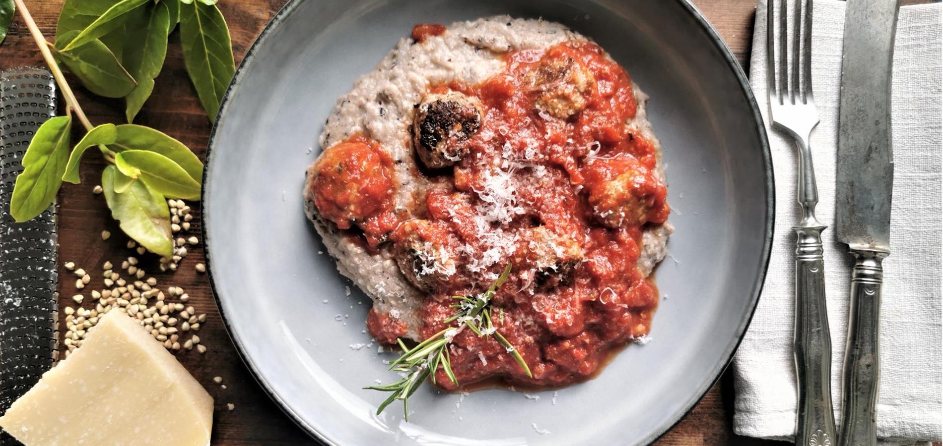 Polpette di carne con salsa di pomodoro su polenta di grano saraceno