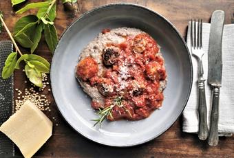 Polpette di carne con salsa di pomodoro su polenta di grano saraceno