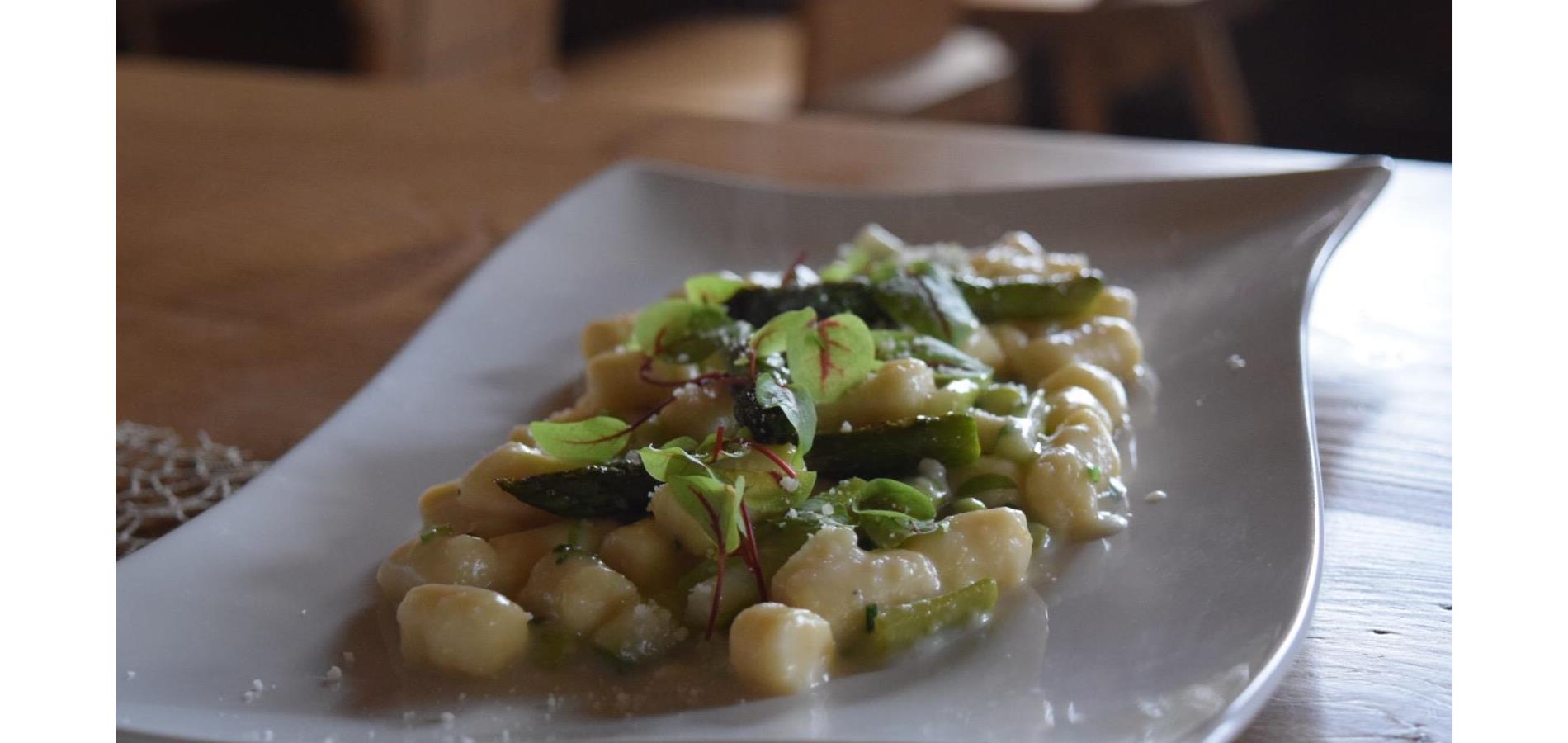 Spätzle di farro e ricotta con pesto di pomodori, olive e speck