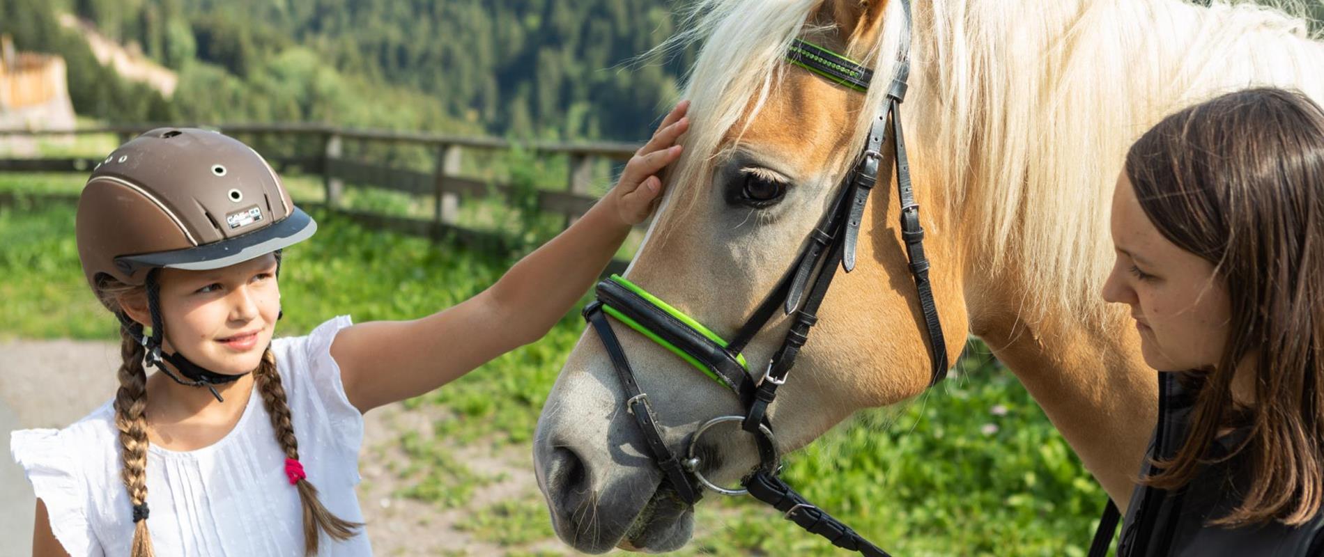 Reiten-Maedchen-Haflinger-Hafling-Voeran-Meran2000-ml
