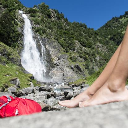 Het natuurschouwspel van de waterval van Parcines