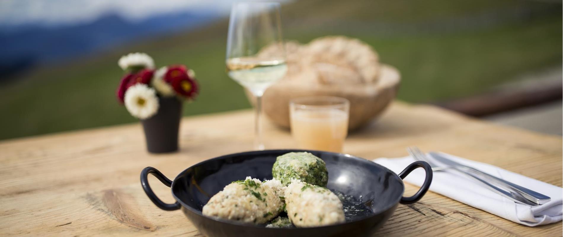 Mangiare-e-bere-Culinaria-Malga-Avelengo-Verano-Merano2000-fa