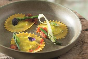 Spargel-Ravioli mit Tomaten-Chutney