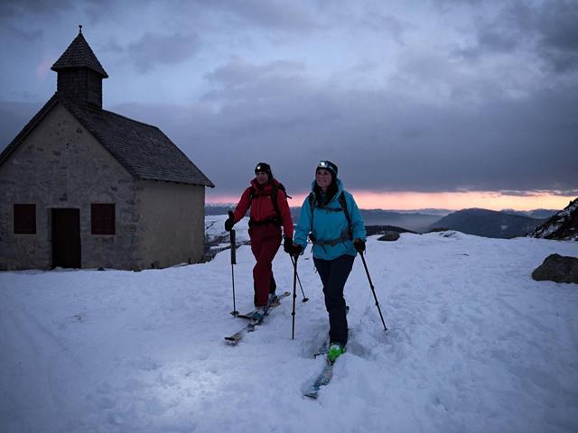 Abendliche Skitour vorbei an der St. Oswald Kirche, Meran 2000