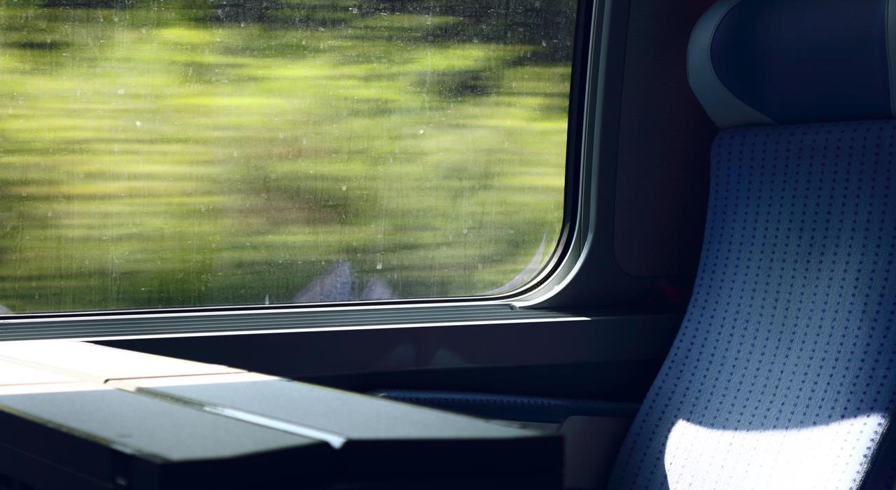 Anreise-Zug-Bahn-Abteil-Pixabay