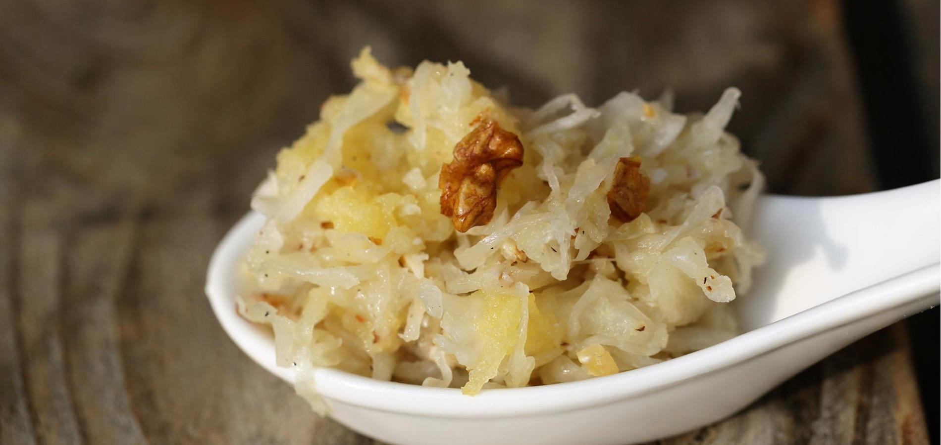 Sauerkraut-Salat mit Apfel und Walnüssen