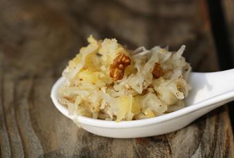 Sauerkraut-Salat mit Apfel und Walnüssen