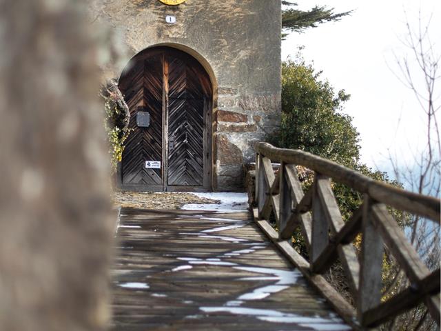Eingang mit Holzbrücke zum Reinhold Messner Museum - Schloss Juval in Naturns Südtirol