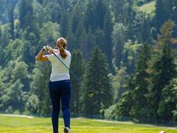 Golfen tegen het decor van de Alpen