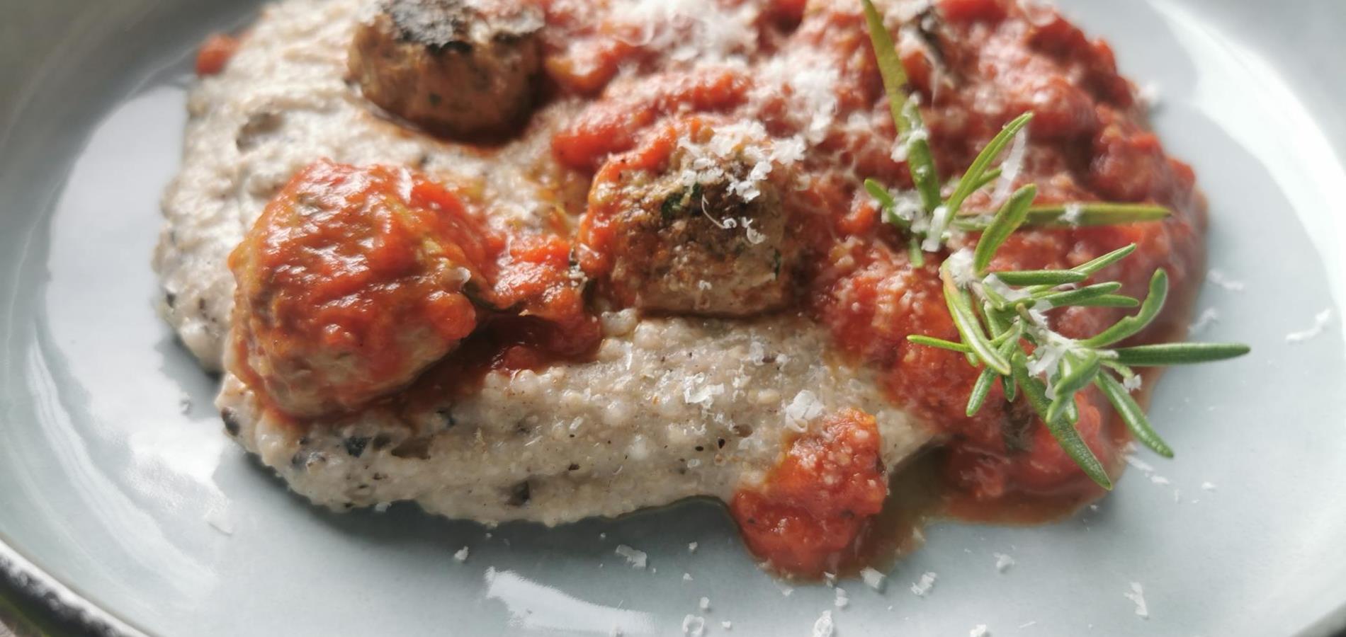 Polpette di carne con salsa di pomodoro su polenta di grano saraceno