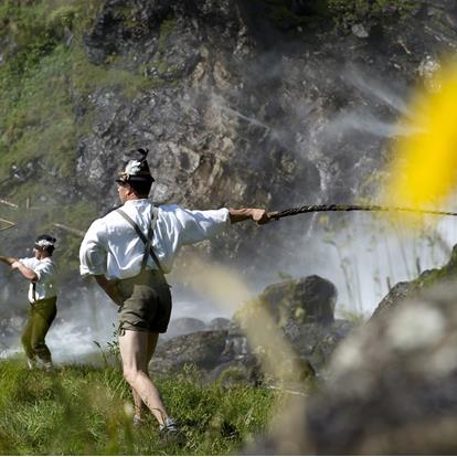 Het natuurschouwspel van de waterval van Parcines