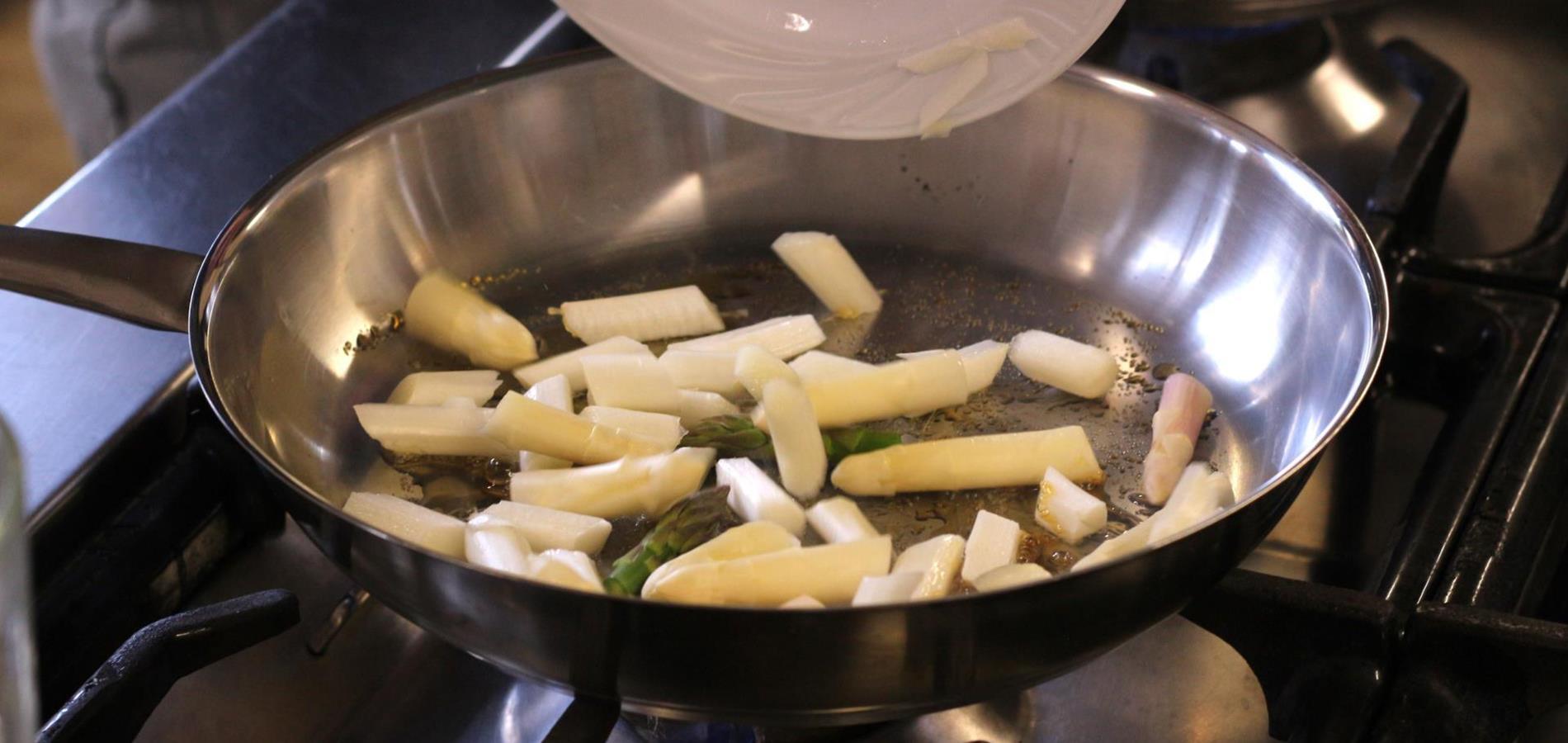 Medaglione di vitello con foglie di salvia e asparagi di Nalles