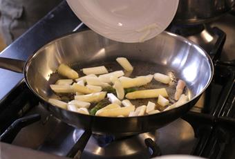 Medaglione di vitello con foglie di salvia e asparagi di Nalles